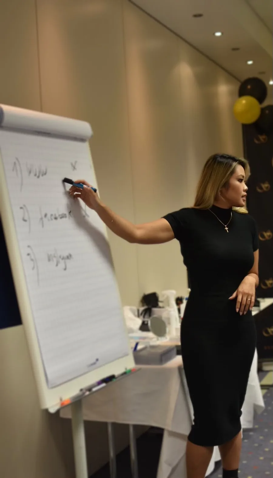 Kim Vo bei einer Schulung der KBeauty Academy