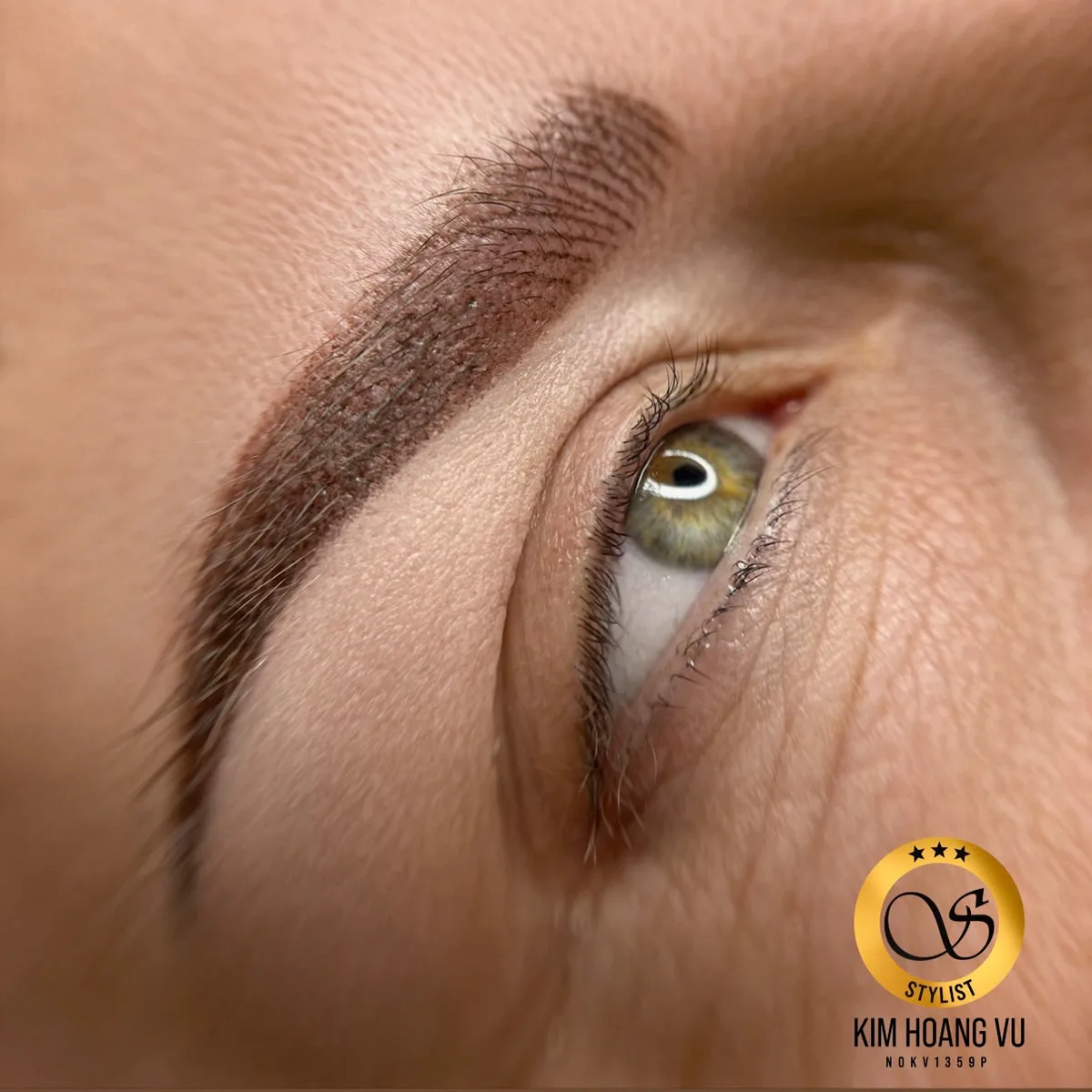 Powder Brows Detailaufnahme einer abgeheilten Augenbraue
